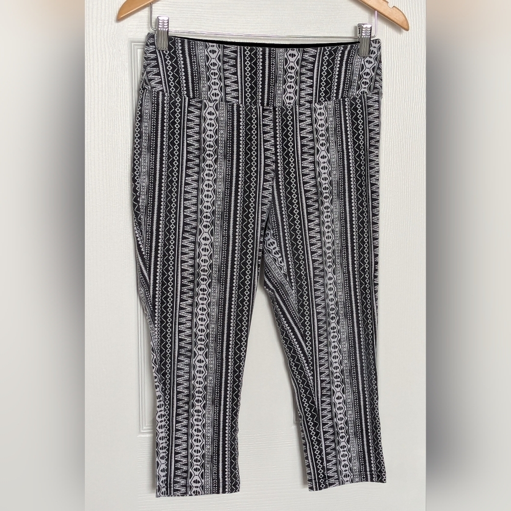 The Girls Women's (Medium) Geometric Monochrome Capris Athleisure Leggings